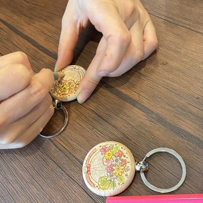 キーホルダーの金具を手で取り付ける